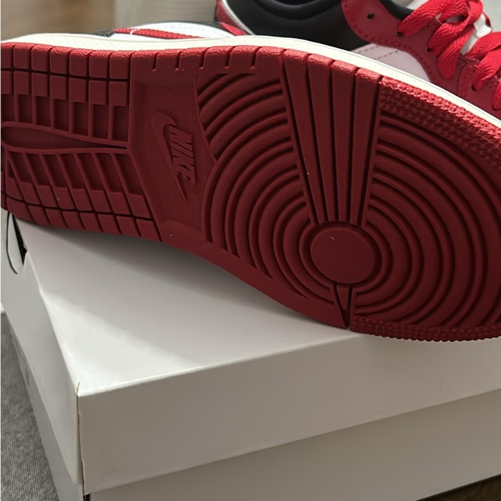 Nike Air Jordan 1 Low - Picture 3 of 4